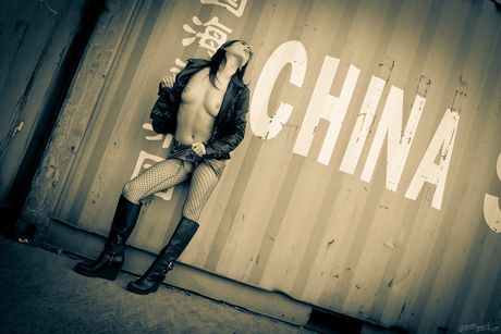 Den varme amerikanske mørkhårede Joanna Angel afslører sine fantastiske bryster og poserer i fiskenet