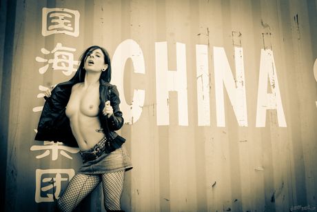 Den varme amerikanske mørkhårede Joanna Angel afslører sine fantastiske bryster og poserer i fiskenet