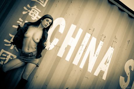 Den varme amerikanske mørkhårede Joanna Angel afslører sine fantastiske bryster og poserer i fiskenet