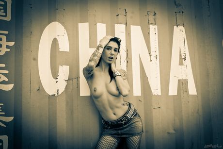 Den varme amerikanske mørkhårede Joanna Angel afslører sine fantastiske bryster og poserer i fiskenet