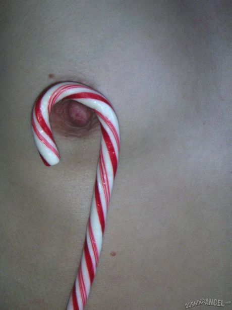 タイニータイニーは、大きな笑顔と小さなお尻を持つタトゥーをした女性です