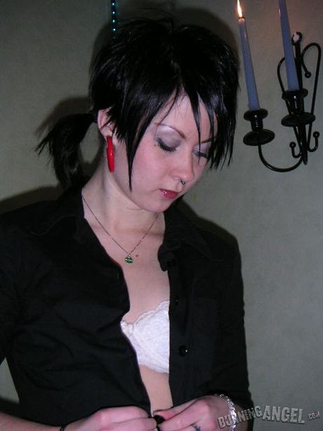 Mature amateur Tiny presents her huge ass and displays her bare flesh in a solo