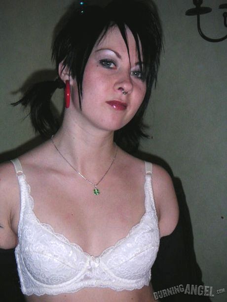 Mature amateur Tiny presents her huge ass and displays her bare flesh in a solo