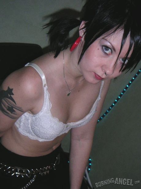 Mature amateur Tiny presents her huge ass and displays her bare flesh in a solo