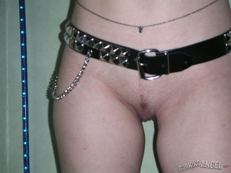 Mature amateur Tiny presents her huge ass and displays her bare flesh in a solo