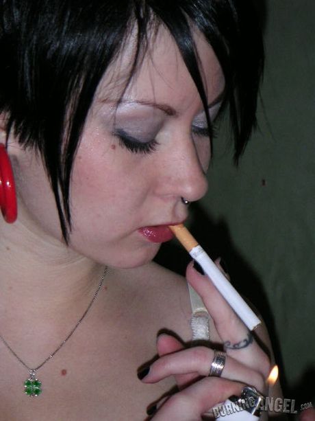 Mature amateur Tiny presents her huge ass and displays her bare flesh in a solo