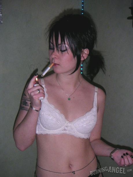 Mature amateur Tiny presents her huge ass and displays her bare flesh in a solo