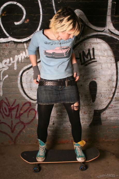 Den fantastiske irske blonde baby Sinead demonstrerer sine faste bryster og sin barberede fisse