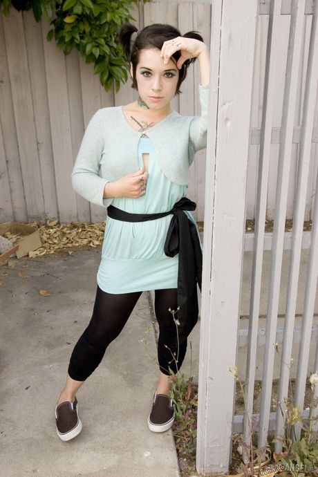 Fantastisk amatør MILF Nico stripper og viser sine naturlige bryster udendørs