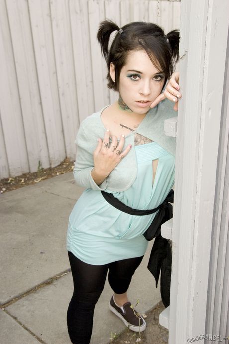 Fantastisk amatør MILF Nico stripper og viser sine naturlige bryster udendørs