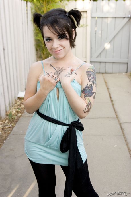 Fantastisk amatør MILF Nico stripper og viser sine naturlige bryster udendørs