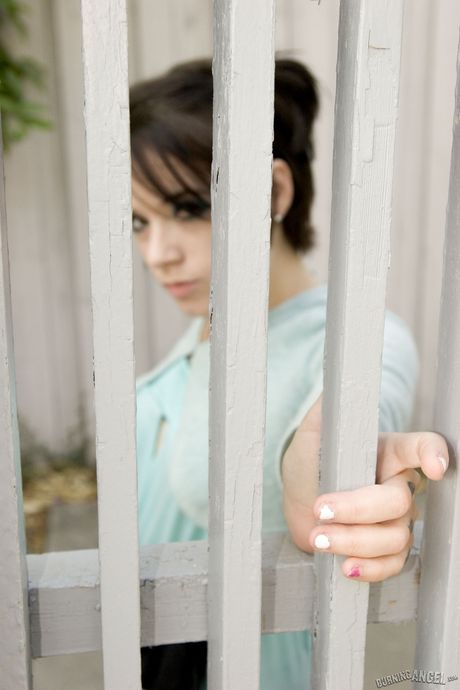 Fantastisk amatør MILF Nico stripper og viser sine naturlige bryster udendørs