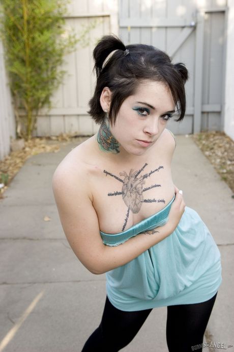 Fantastisk amatør MILF Nico stripper og viser sine naturlige bryster udendørs