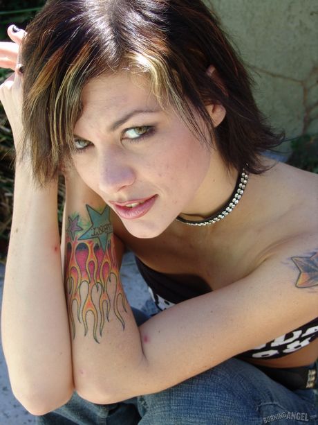 紋身女郎 Jezebelle Bond 秀出她穿孔的乳頭和豐滿的臀部