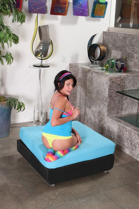 豊満なアメリカ人ブルネットティーンダニカ・ディロンがお尻を露出