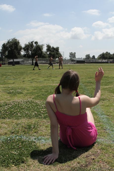 嬌小的美國金髮美女 Ashlynn Leigh 在群交中被雙重操弄