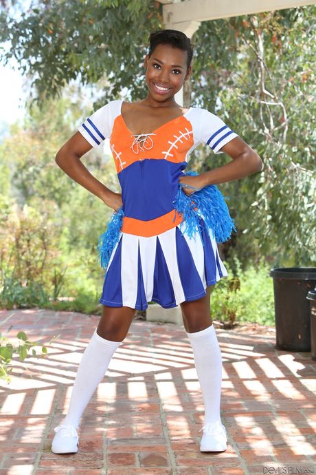 迷人的美國寶貝 Ashton Devine 穿著短裙，露出大胸脯，在戶外張開雙腿