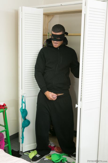 Blonde amerikanske babe Katerina Kay har sex med en indbrudstyv i sine forældres soveværelse