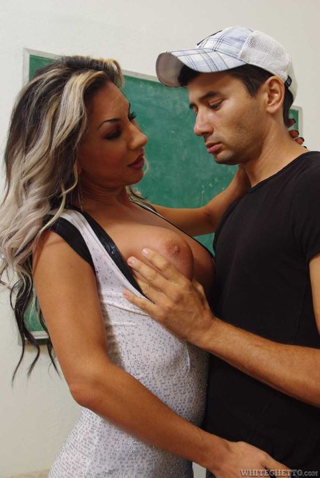 Shemale Ariel Everitts gets her ass fucked by a white dude