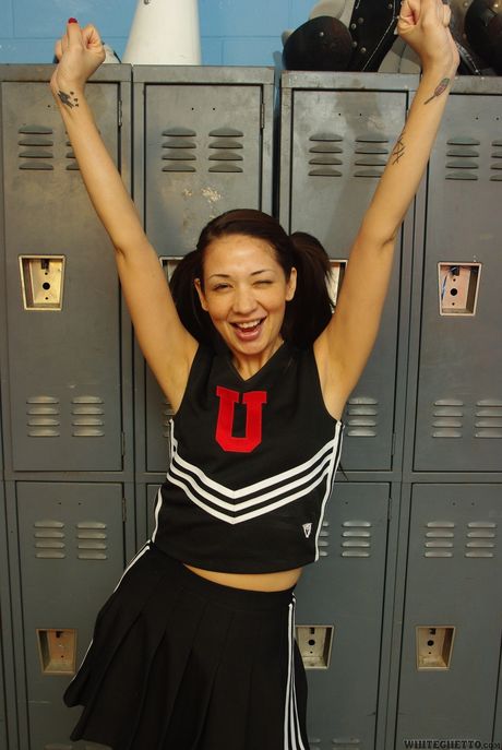 Asiatisk collegepige Coco Velvett giver sin træner et blowjob i omklædningsrummet