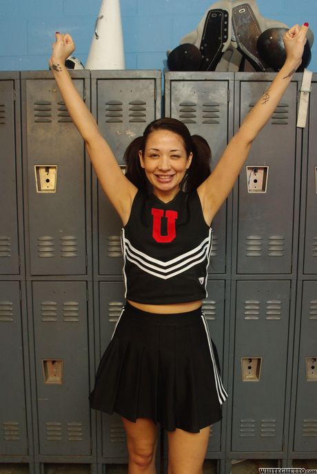 魅力的な東洋の熟女ココ・ベルベットがお尻を見せる