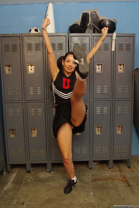 Attractive oriental milf Coco Velvet shows her ass 