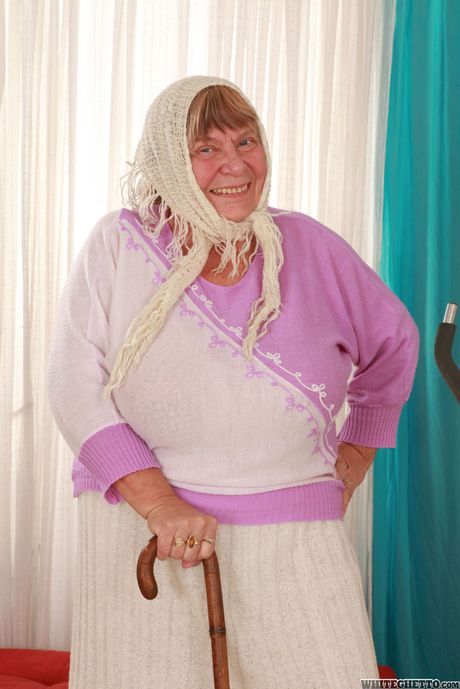 Nysgerrig bedstemor Sara G i sexet poseringsgalleri