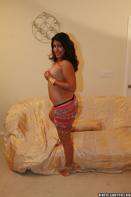 穿著華麗裙子的印度美女 Shari 露出了豐滿的胸部和性感的臀部