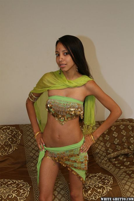 魅力的なインドのホットティーアレクシスラブはセクシーな下着を着て、お尻とパイパンの猫を露出します