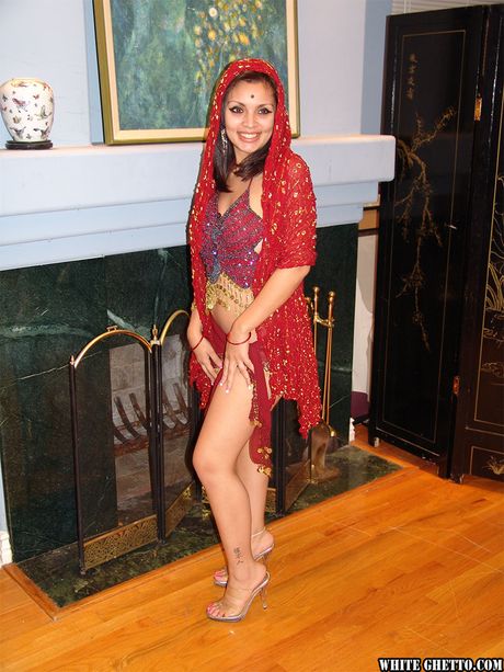 魅力的なインドの可愛いマドゥリが大きなおっぱいを見せてオナニーする