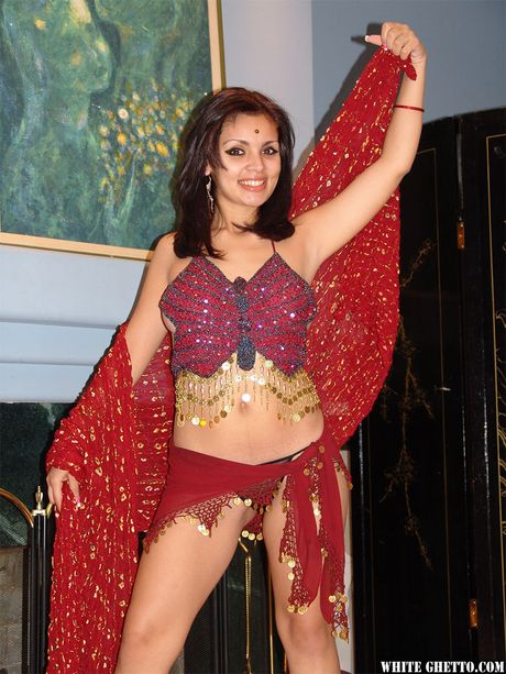 魅力的なインドの可愛いマドゥリが大きなおっぱいを見せてオナニーする