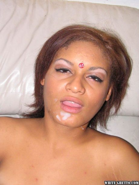 優秀的印度蘇裡吸吮棒和採取和性交硬