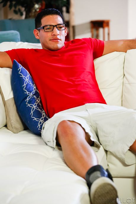 Curvy mom Holly Heart gets her feet worshiped and her pussy fucked by her stepson