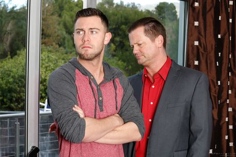 Deluxe rumænsk mørkt hår Lea Lexis suger en stor pik og bliver kneppet hårdt på badeværelset