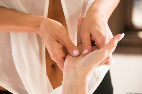 性感辣妹 Erica Fontes 和 Abigale Mac 在火辣的女同性戀性愛中舔著緊緻的陰戶