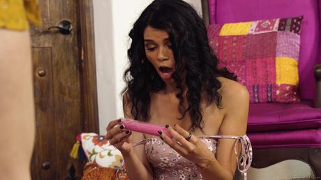 Liderlige tøser Harley Haze og Penelope Kay kysser og kærtegner hinanden i sexede kroppe