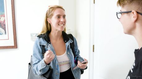 De lesbiske pornostjerner Cadence Lux og Serena Blair kysser og slikker fisse