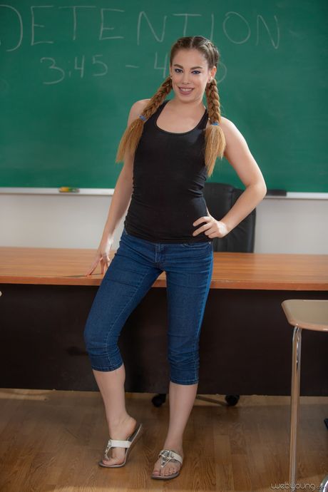 性感的美國女大學生 Bobbi Dylan 在教室裡用手指撫摸她的陰部