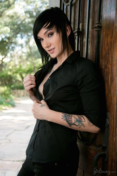 タトゥーを入れたニッキー・ハーツが大きなお尻を披露し、オマンコを弄ぶ