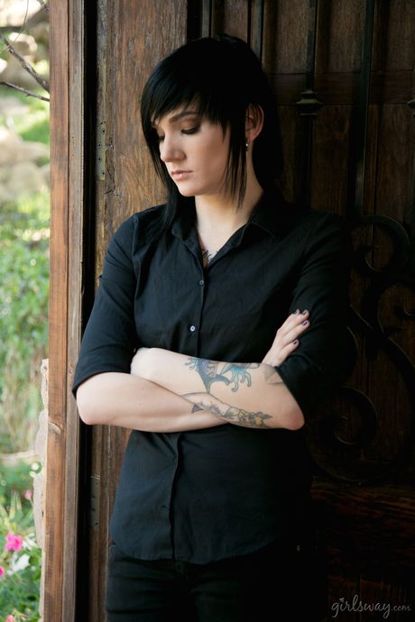 タトゥーを入れたニッキー・ハーツが大きなお尻を披露し、オマンコを弄ぶ