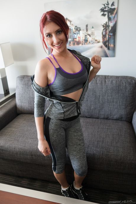 性感的美國紅髮 Addison Ryder 穿著內衣，露出豐滿的乳房和性感的臀部