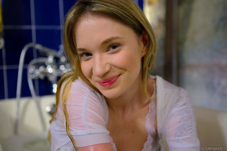 Blond tjekkisk teenager Angel Piaff afslører sine pæne bryster, før hun onanerer i et badekar