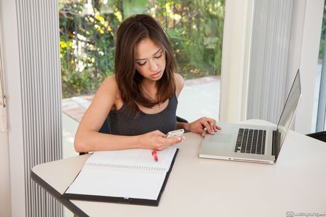 Lesbiske piger Staci Silverstone og Sara Luvv stripper og leger med et legetøj