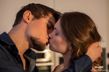 Mørkhåret russisk, spansk pige Irina Cage får en grundig nicking efter en fisse slikning