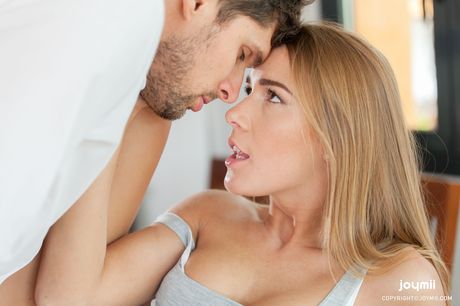 優秀的捷克女孩亞歷克西斯·克里斯托穿著漂亮的裙子誘惑她的男朋友