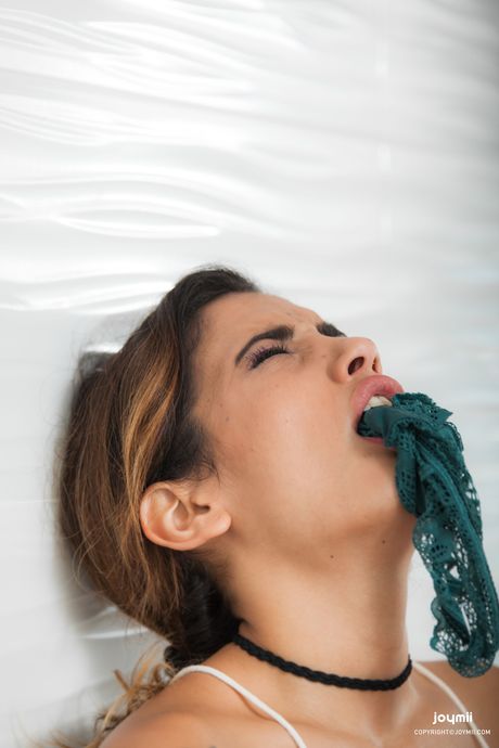 天使のようなラティーナペネロペは、パンティーを洗った後に濡れた猫を指で舐める