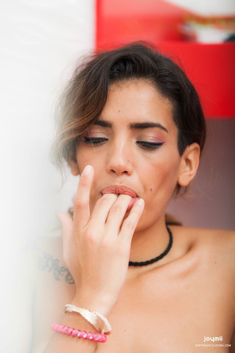 天使のようなラティーナペネロペは、パンティーを洗った後に濡れた猫を指で舐める