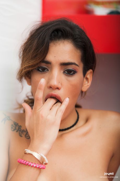 天使のようなラティーナペネロペは、パンティーを洗った後に濡れた猫を指で舐める