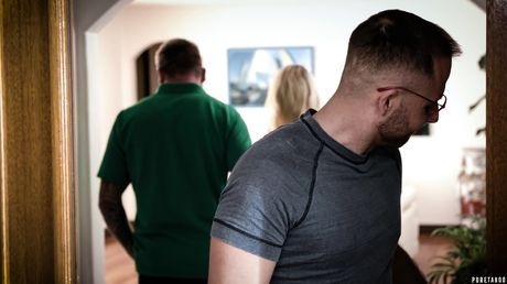 Den friske amerikanske blonde Eliza Eves bliver dobbeltkneppet af sin kæreste og hans ven