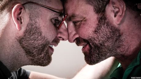 Den friske amerikanske blonde Eliza Eves bliver dobbeltkneppet af sin kæreste og hans ven